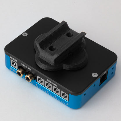 The nrStellar Dual Orientation Findershoe Mount for the Pegasus Power Box Advance and Micro. In this configuration, the findershoe is installed transversely on a Pegasus Powerbox Advance. 