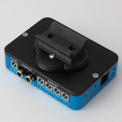 The nrStellar Dual Orientation Findershoe Mount for the Pegasus Power Box Advance and Micro. In this configuration, the findershoe is installed longitudinally on a Pegasus Powerbox Advance. 