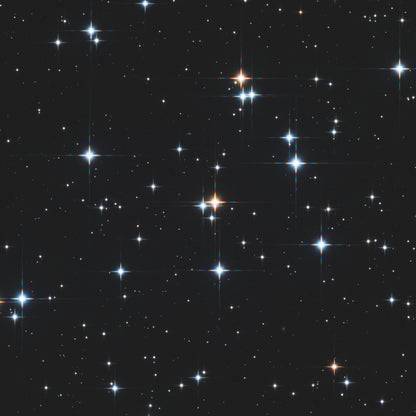 Star cluster with prominent, thin spikes. The spikes have a rainbow diffraction pattern. 
